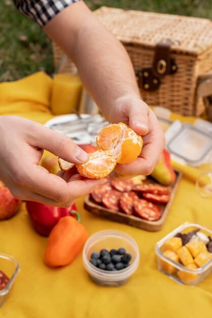 Foto gratuita cerrar manos sosteniendo naranja