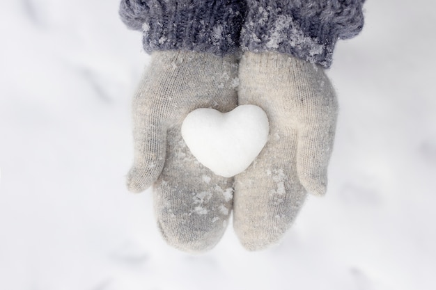 Foto gratuita cerrar manos sosteniendo nieve