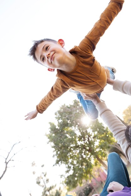 Cerrar las manos sosteniendo a un niño