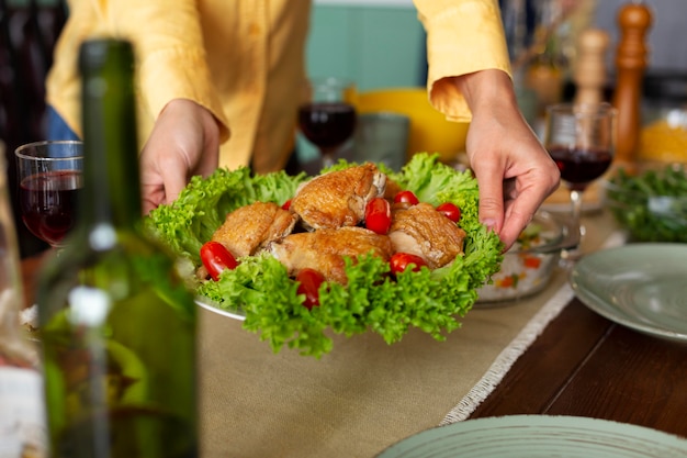 Cerrar las manos sosteniendo el plato de comida