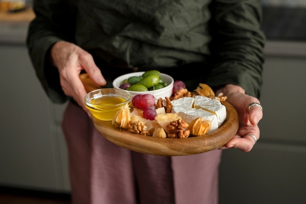 Cerrar manos sosteniendo plato de comida