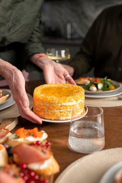 Cerrar las manos sosteniendo el plato con pastel