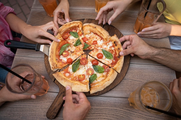 Cerrar las manos sosteniendo porciones de pizza