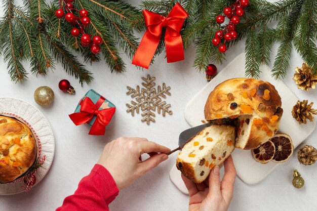 Cerrar las manos sosteniendo la rebanada de panettone