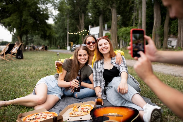 Foto gratuita cerrar manos sosteniendo smartphone