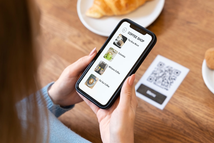 Foto gratuito cerrar manos sosteniendo smartphone