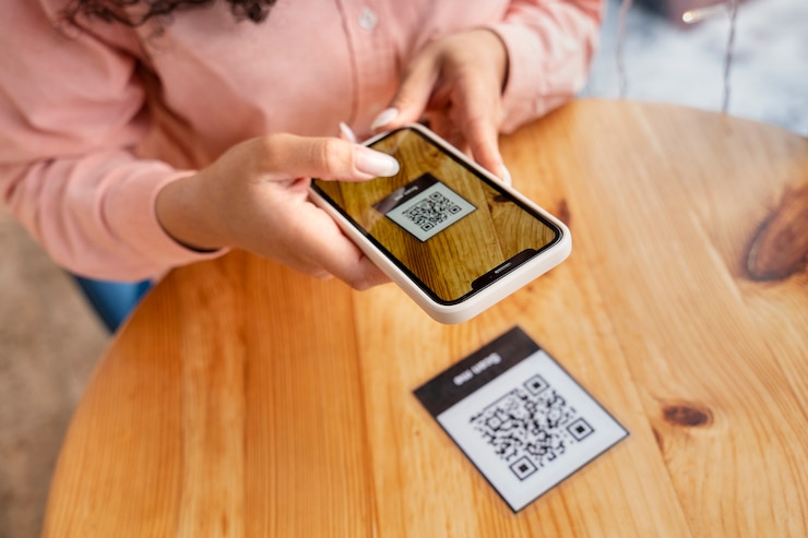 Foto gratuito cerrar manos sosteniendo smartphone