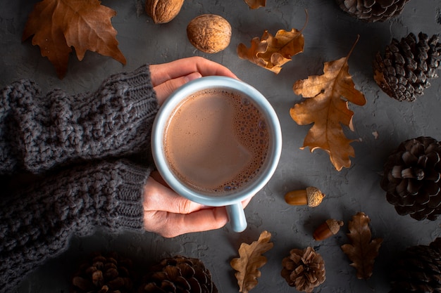 Foto gratuita cerrar las manos sosteniendo la taza de chocolate hoc