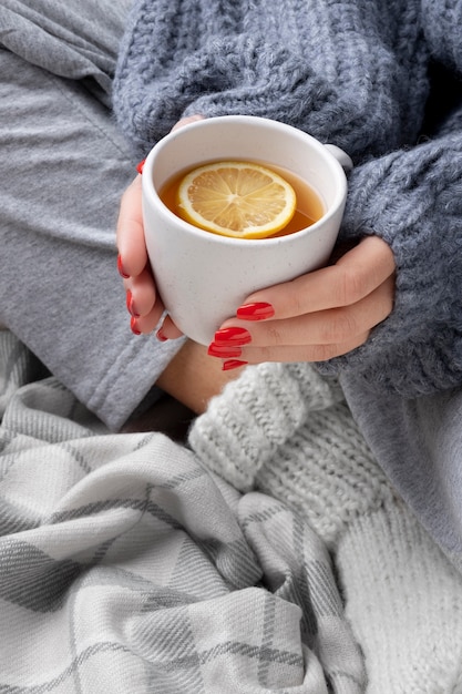 Foto gratuita cerrar las manos sosteniendo la taza de té