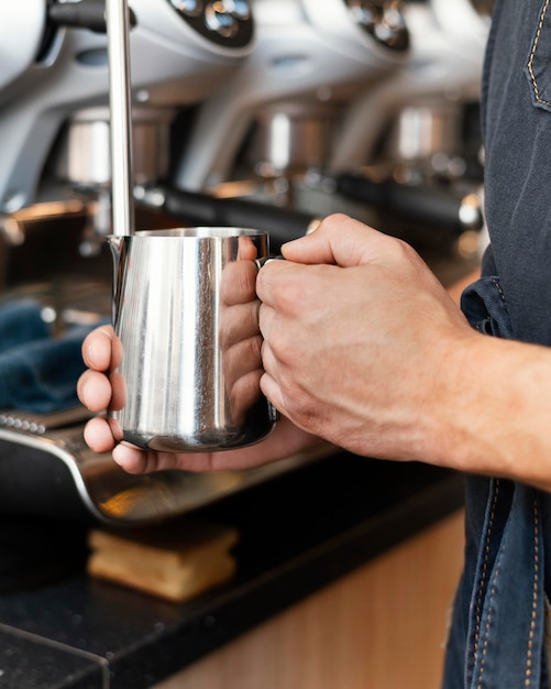 Cerrar las manos sosteniendo la taza