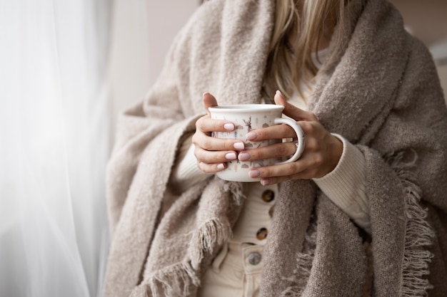 Foto gratuita cerrar manos sosteniendo taza