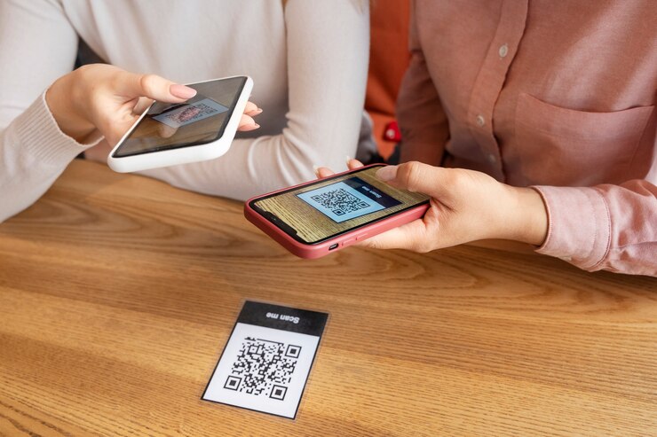 Foto gratuito cerrar manos sosteniendo teléfonos inteligentes
