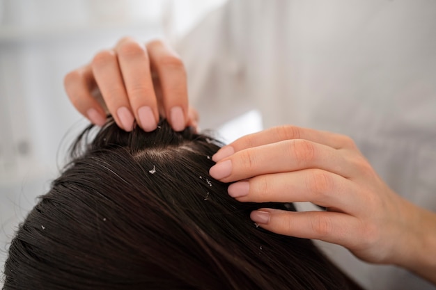 Foto gratuita cerrar las manos tocando el cabello