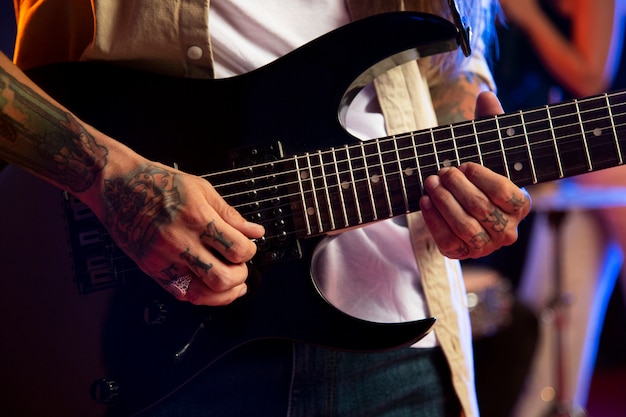 Cerrar las manos tocando la guitarra