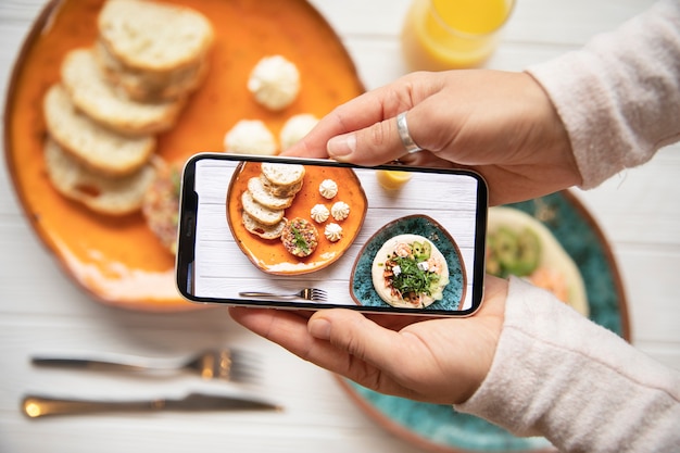 Cerrar las manos tomando fotos con el teléfono inteligente