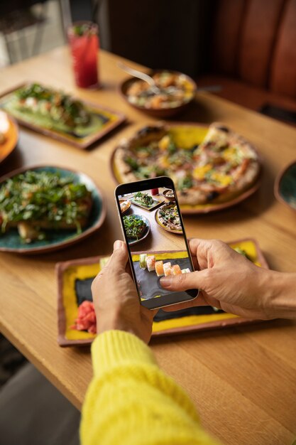 Cerrar las manos tomando fotos con el teléfono