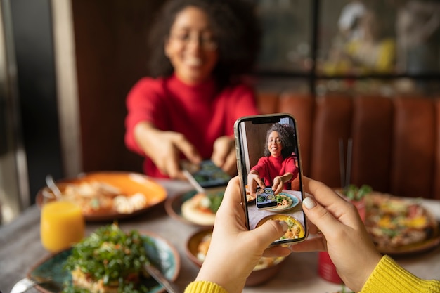 Cerrar las manos tomando fotos con el teléfono