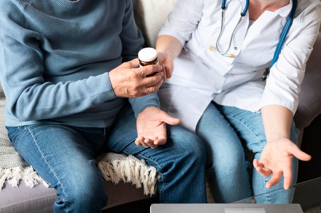 Cerrar médico y paciente con pastillas