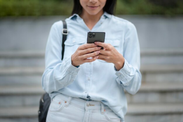 Cerrar mensajes de texto de mujer con smartphone