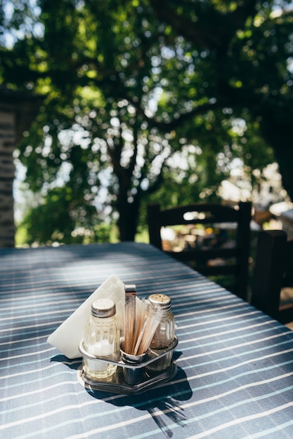 Foto gratuita cerrar mesa blanca en restaurante