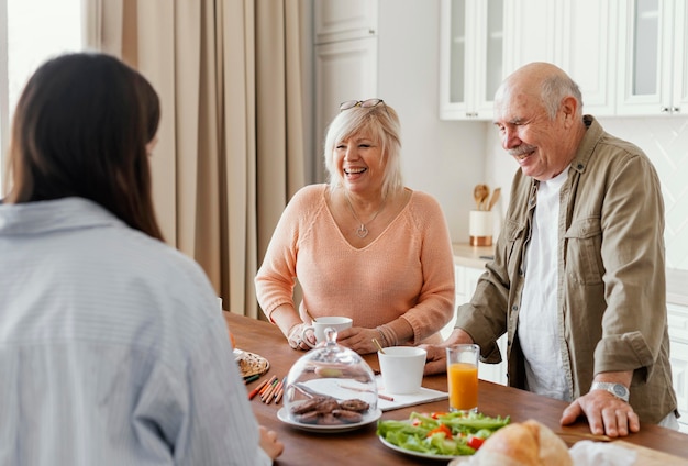 Cerrar miembros de la familia charlando