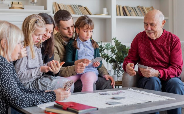 Cerrar miembros de la familia jugando