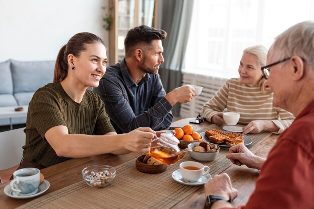 Cerrar miembros de la familia en la mesa