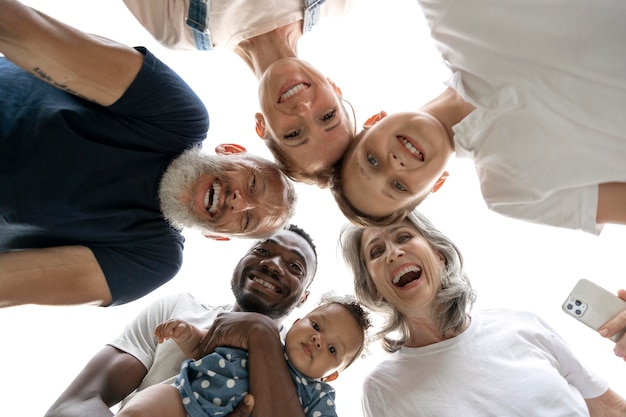 Foto gratuita cerrar los miembros de la familia mirando hacia abajo