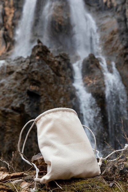 Foto gratuita cerrar mochila en la naturaleza