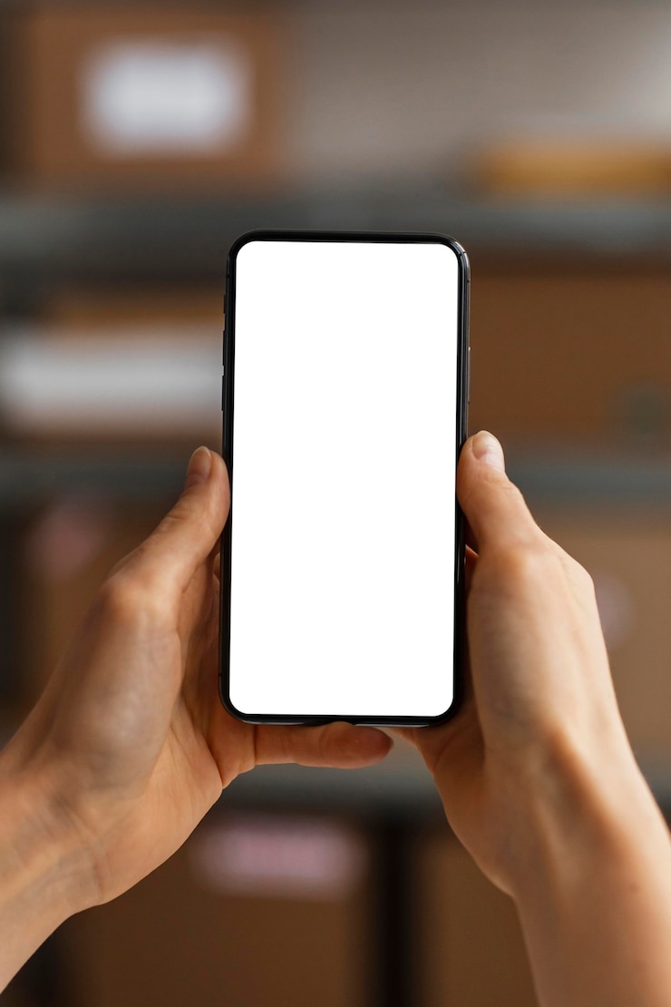 Foto gratuito cerrar móvil con pantalla en blanco
