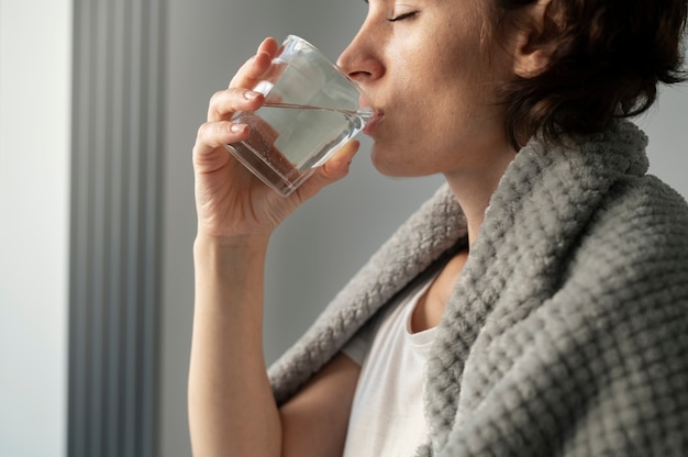 Foto gratuita cerrar mujer agua potable