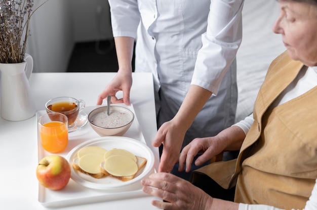 Cerrar mujer alimentada