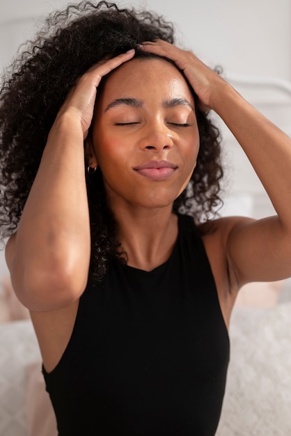 Cerrar mujer aplicando producto para el cabello