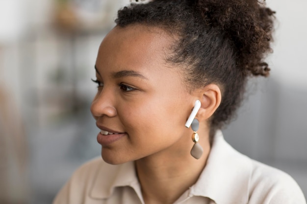 Foto gratuita cerrar mujer con auriculares