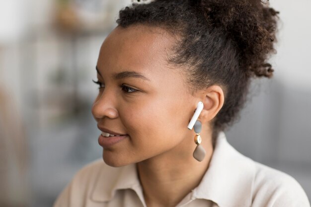 Cerrar mujer con auriculares