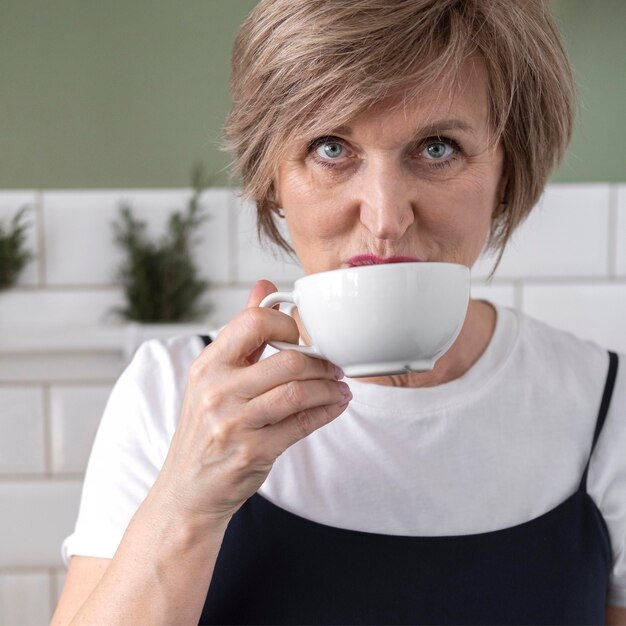 Cerrar mujer bebiendo de taza