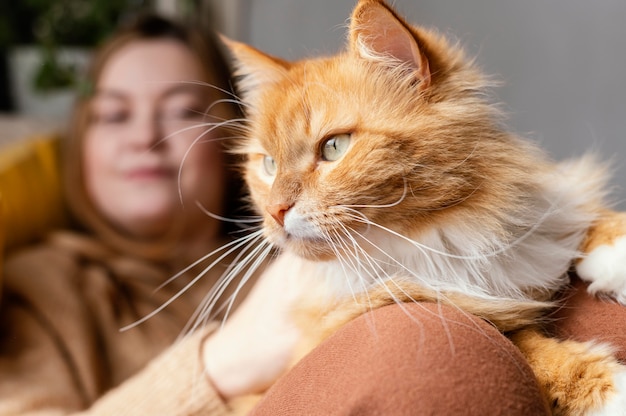 Cerrar mujer borrosa con gato