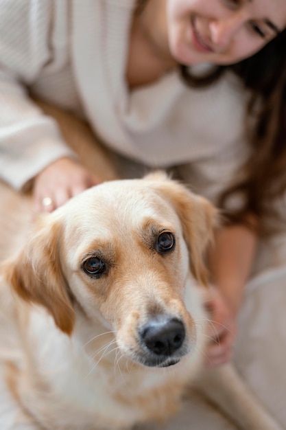 Cerrar mujer borrosa con perro