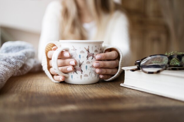 Cerrar mujer borrosa sosteniendo la taza