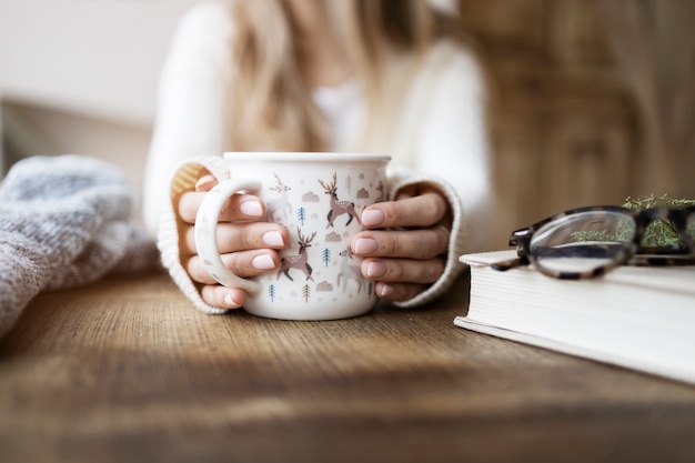 Cerrar mujer borrosa sosteniendo la taza