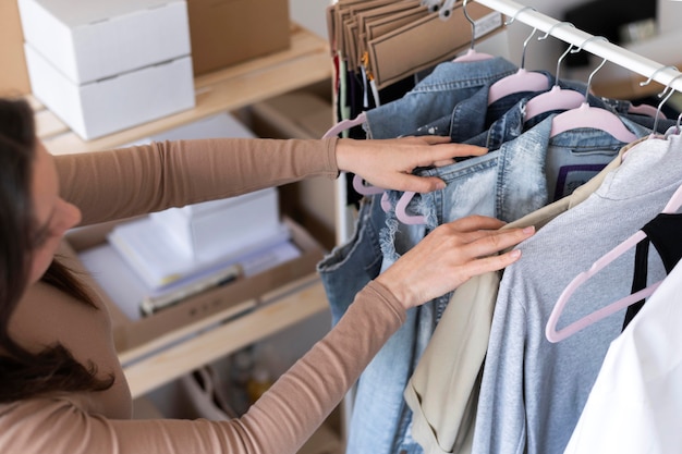 Cerrar mujer buscando ropa