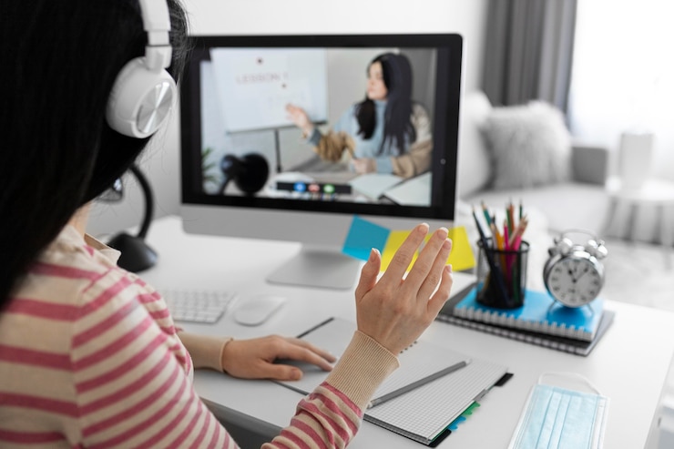 Foto gratuito cerrar mujer en clase online