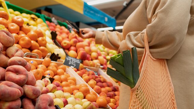 Cerrar mujer comprando frutas