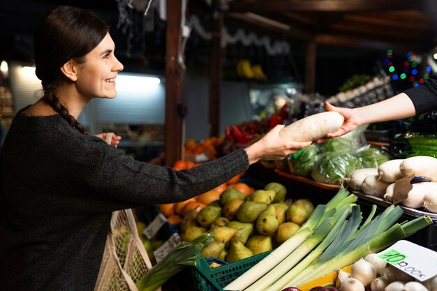 Cerrar mujer comprando verduras