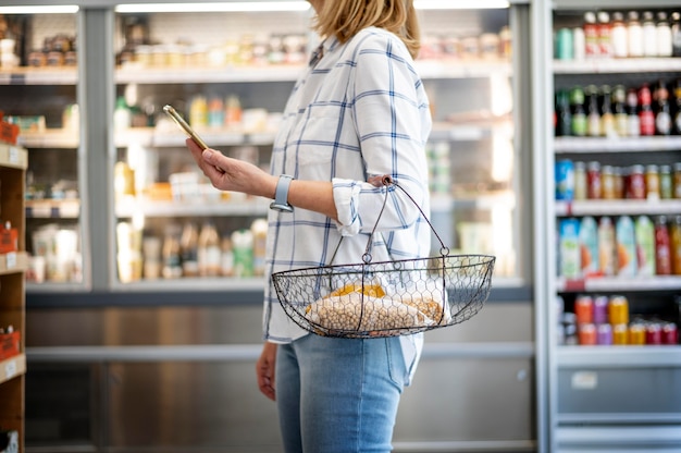 Foto gratuita cerrar mujer en compras