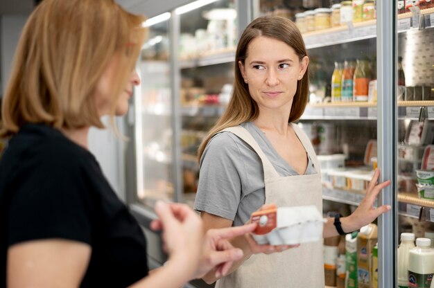 Cerrar mujer comprobando el producto en la tienda