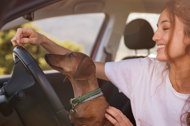 Cerrar mujer conduciendo con perro