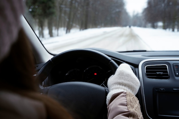 Foto gratuita cerrar mujer conduciendo temporada de invierno