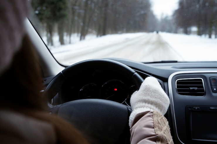 Foto gratuito cerrar mujer conduciendo temporada de invierno