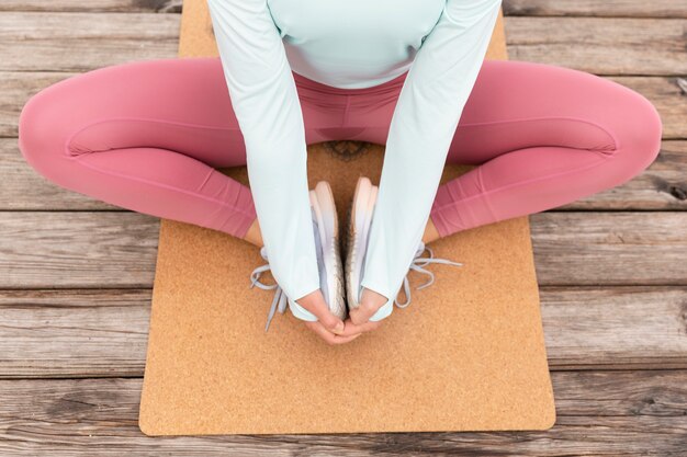 Cerrar mujer deportiva haciendo yoga